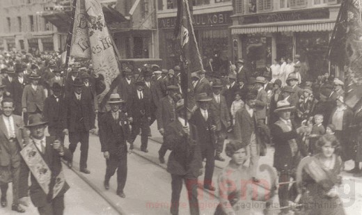 Arbeitersängerinnen und Arbeitersänger am Umzug zum 1. Mai in Biel, 1930