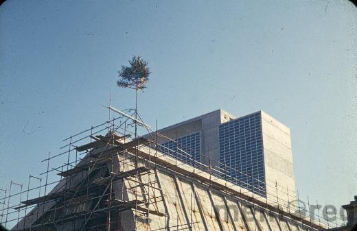 Das Hängedach des Kongresshauses Biel kurz vor seiner Vollendung, um 1966
